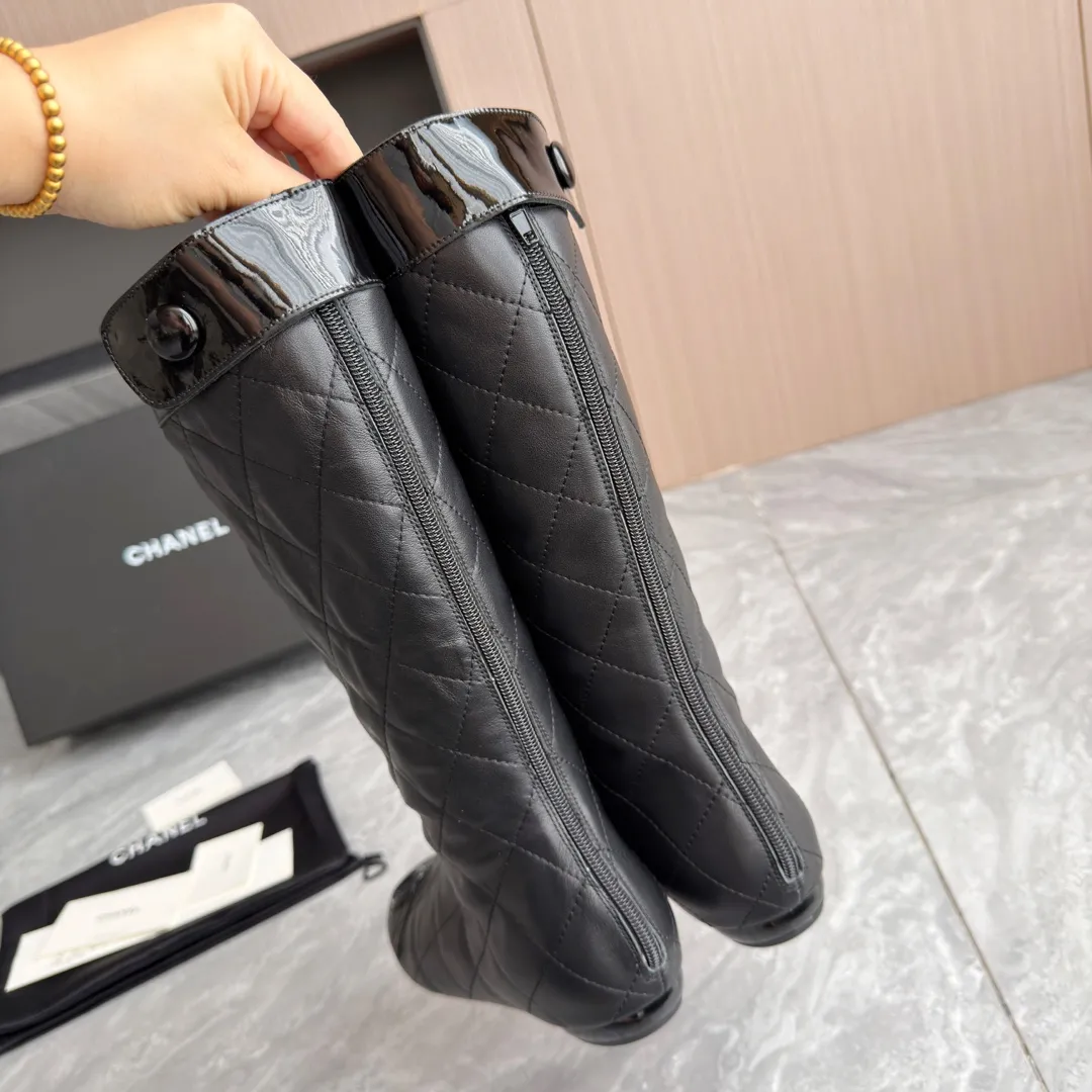 👟👟Ex-factory price 1040👟👟 High version of Chanel CHANEL, 🌞🌞🌞The latest boots from Xiaoxiang 2025 autumn and winter counter, a must-have item for this autumn and winter! ! Ms. Chanel loves simple yet irresistible combinations to show her unique style. Mix and match freely to shine⚡Follow Grandma’s fashion steps! ! ! The top-notch craftsmanship and texture are perfectly presented. No matter any details, you can compare them with the counters. The best quality products can be entered and exited from the counters at will! ! ❶Material: imported cowhide ❷Inner lining: sheepskin lining ❸Feet: sheepskin lining ❹Outsole: original molded sole ❺Heel height: 2 cm ❻Boot shaft height: 13 inches ❼Number: 35-40 (40 and 41 are customized and cannot be returned)